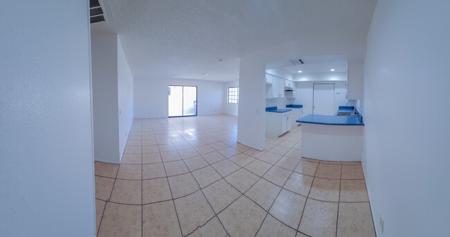 Cocina, comedor y sala de estar de planta abierta - 33425 Wishing Well Trl Unidad #2