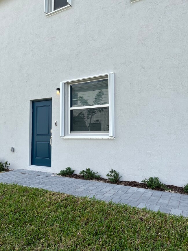 Private entrance - 29021 SW 163rd Ct Unit New apartment