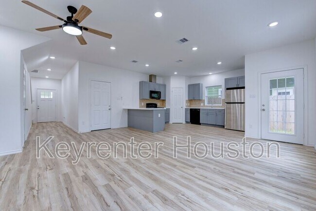 Photo - 8203 Woodlyn Rd