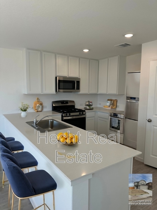 Photo - 240 Ottowa Way