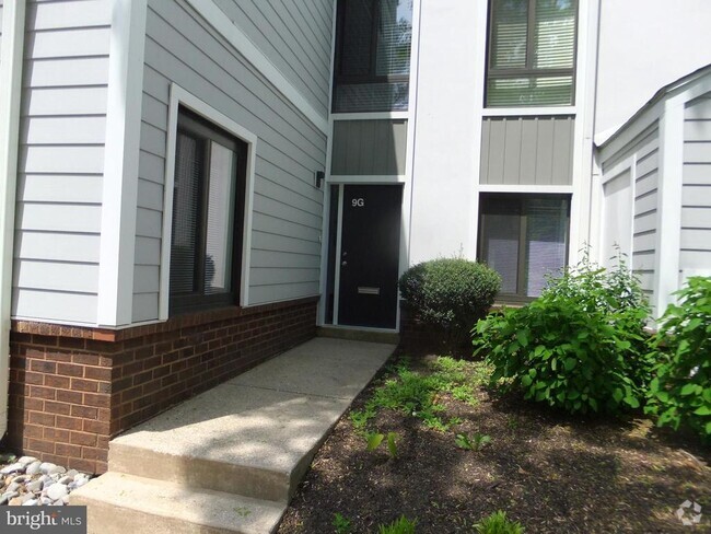 Building Photo - 1720 Oakwood Terrace Rental