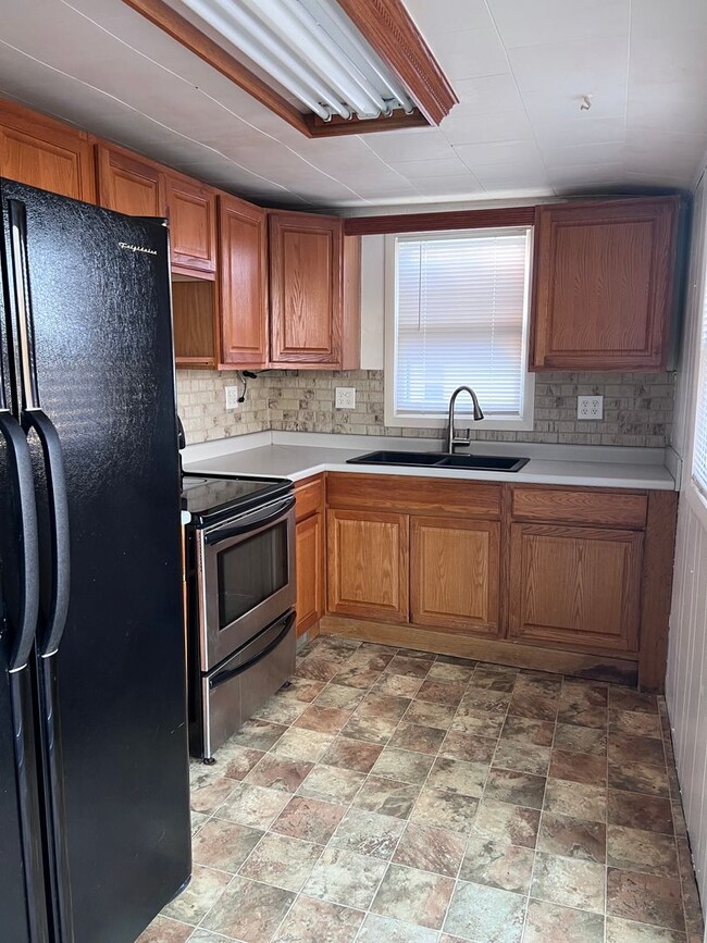 Photo - Nice-sized 2-bedroom 1-bath home with a large back yard.