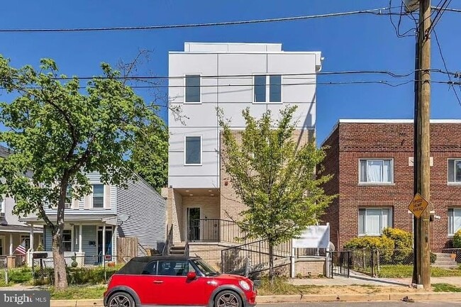 Building Photo - 1416 22nd St SE Unit 2