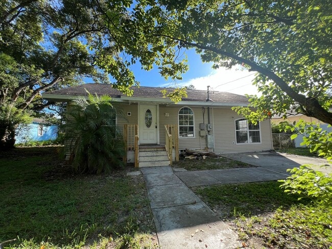 Building Photo - Spacious 3BR/1BA with Huge Yard & Charming... Rental
