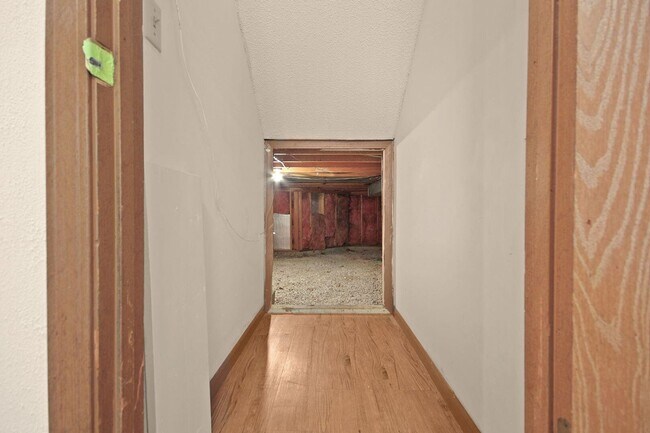 Photo - 3 Bed 2 Bath unit Close to Downtown Unit I