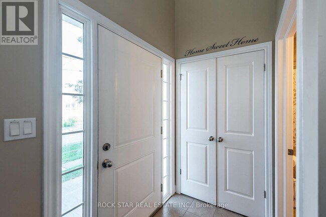 Photo - 81 Wellington St N