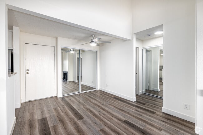2BR, 2BA - 806SF - Dining Room