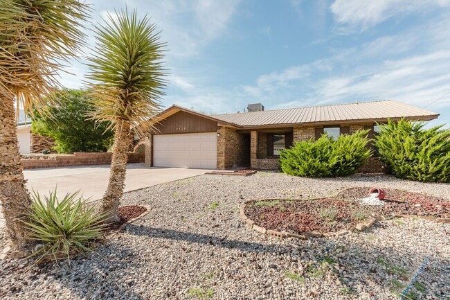 Building Photo - Conveniently located 3 Bedroom, 2 bath wit... Rental