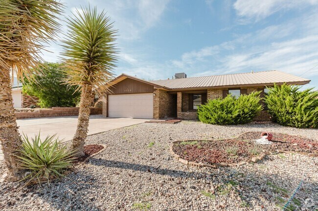 Building Photo - Conveniently located 3 Bedroom, 2 bath wit... Rental