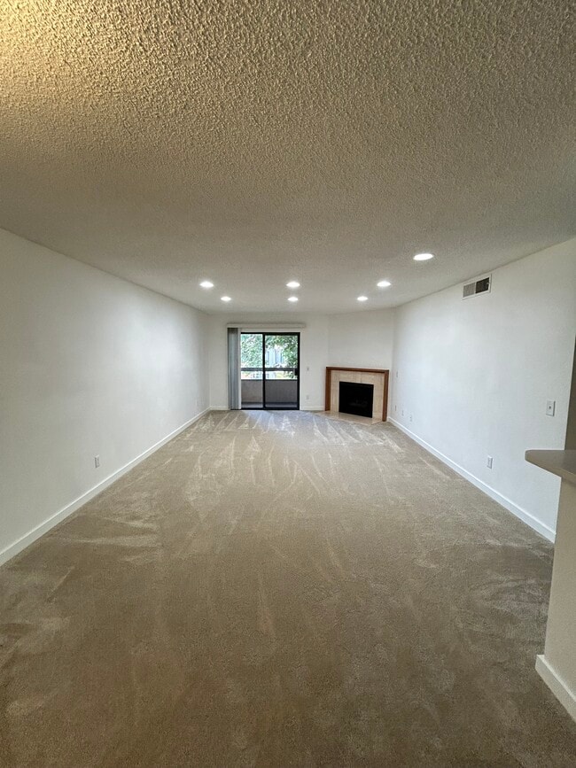 Building Photo - 424 Oak St Unit 227