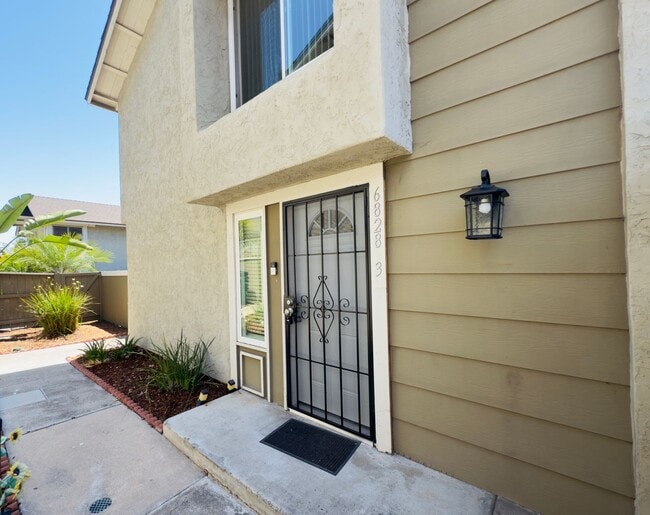 Building Photo - Charming 3-Bedroom Townhome Just Off the 5...