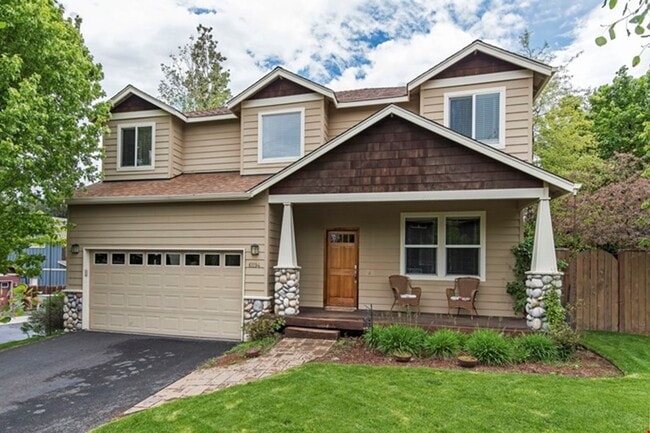 Building Photo - Furnished 3 Bedroom only 24 minutes from M... Rental