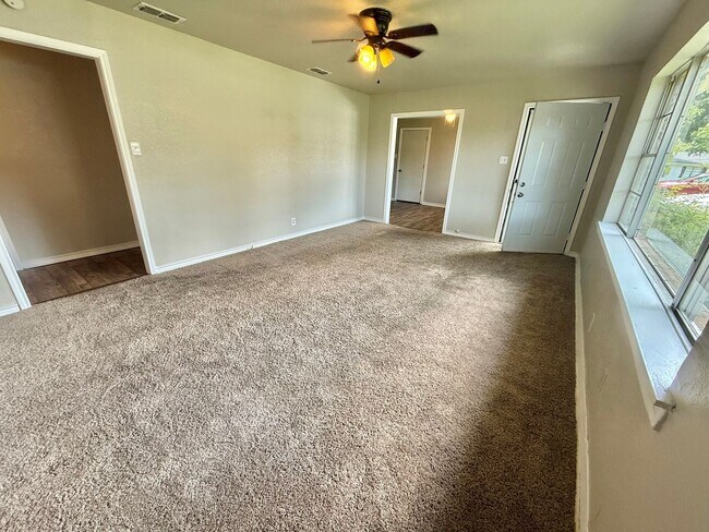 Photo - 114 S Hearon Dr