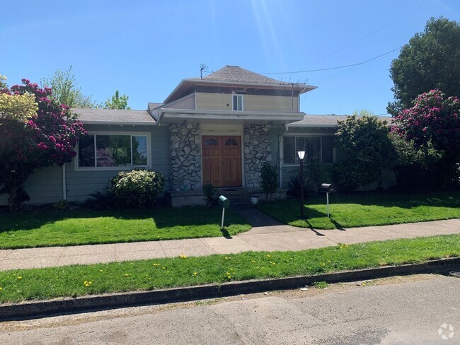 Building Photo - Recently Updated Duplex in the Kenilworth ... Rental