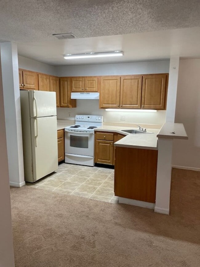 Building Photo - 6052 Westgate Dr Unit 102