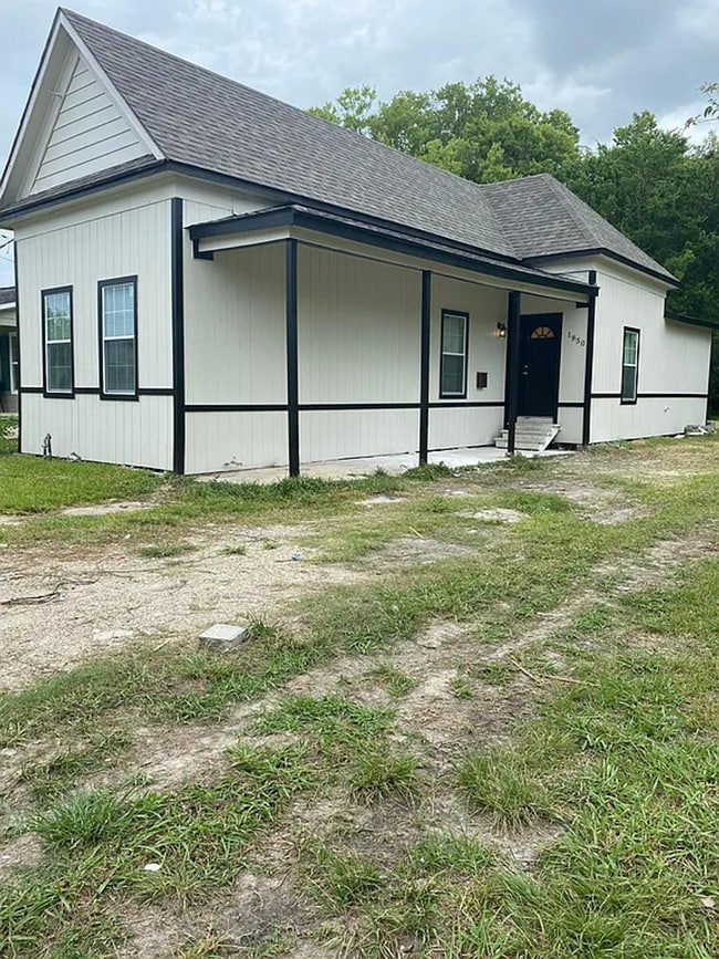 Building Photo - 1850 Grand St