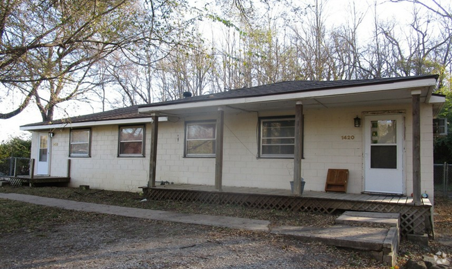 Building Photo - Cozy 2-bedroom duplex coming soon! Rental