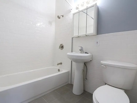 Building Photo - 2108 W 18th St Unit Spacious two-bed in Pilsen