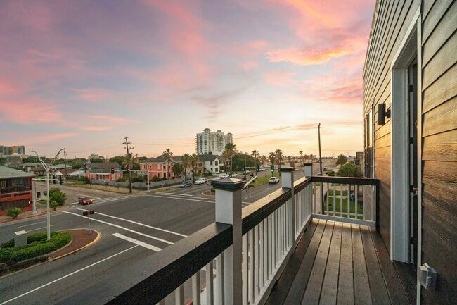 Photo - 801 Broadway Avenue J Unidad G