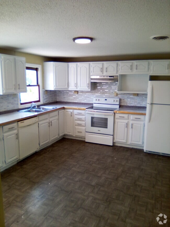 Building Photo - 197 Burnsford Ave Unit 2nd floor Rental