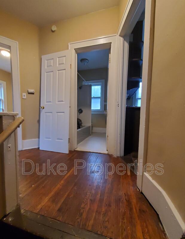 Building Photo - 10 Edgeland St Unit 10-UP