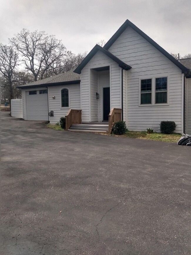 Building Photo - Cottage near Lake Lewisville