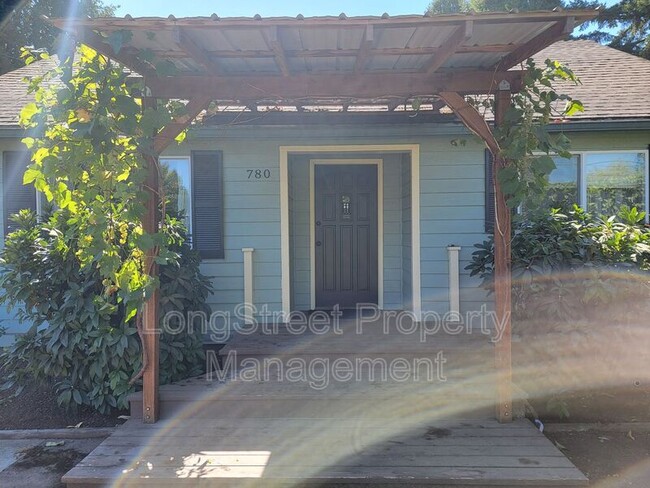 Photo - 780 SE Marion Ave
