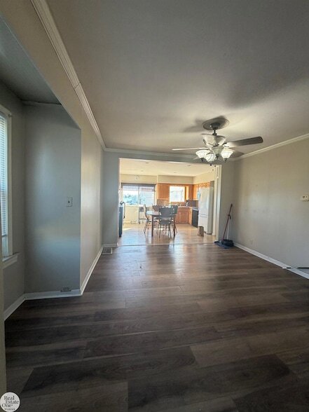 Photo - 9239 N River Rd
