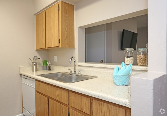 2BR, 2BA - 905 SF