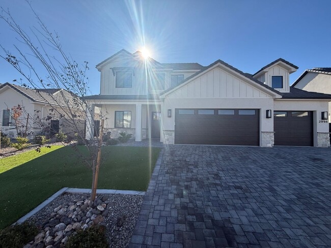 Building Photo - Gorgeous 5 bed 3.5 bath in Desert Canyons