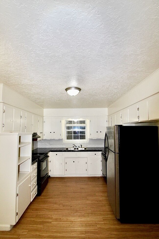 Photo - 2000 Alameda St