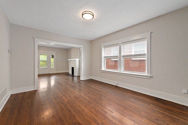 Photo - 4341-47 HARRISON