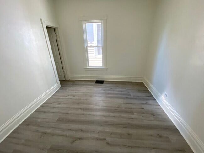 Photo - 715 W 2nd St