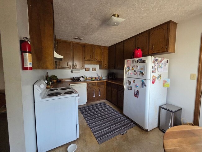 Building Photo - 2 bed 1 bath duplex on Barber St.