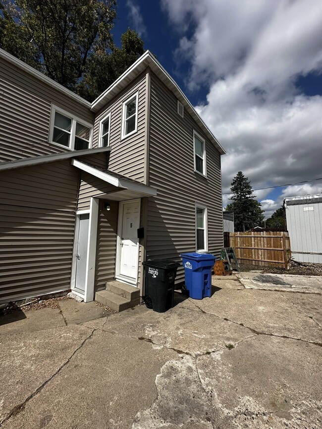 Building Photo - 5 6th Ave N Unit 5