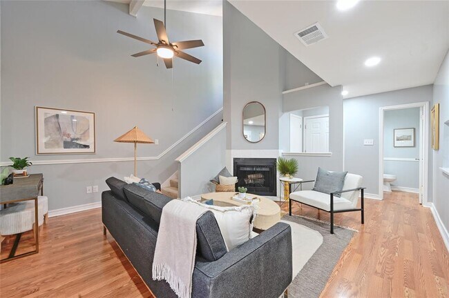 Photo - 512 Eberhart Ln Unidad 303