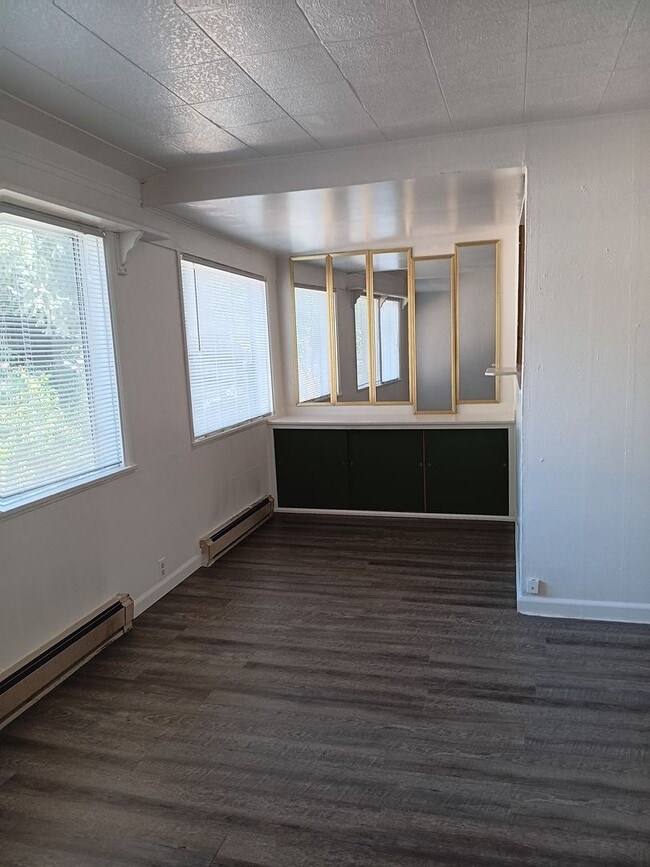 Photo - Duplex 4 Blocks From WOU Available