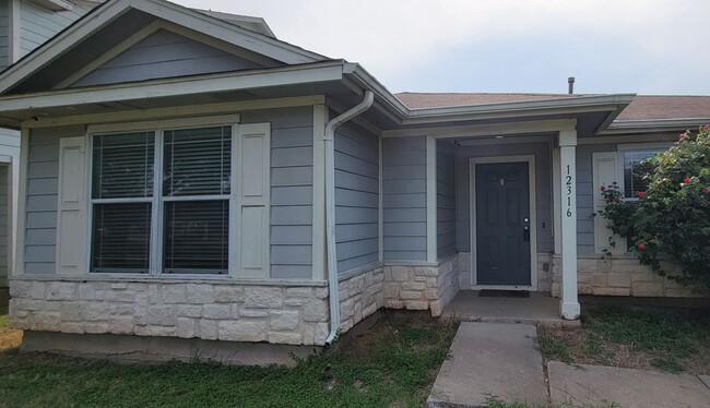 Cute Home with Detached garage and Fenced ... - Cute Home with Detached garage and Fenced ...