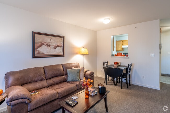 1BR, 1BA - 567SF - Living Room / Dining Room