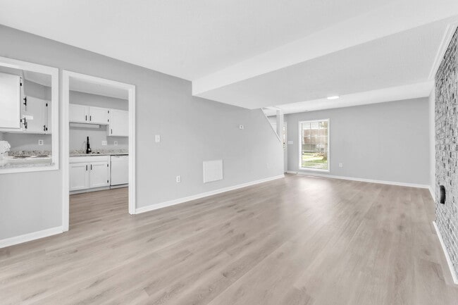 Building Photo - *NEWLY RENOVATED* 2 Bedroom Townhouse in D...