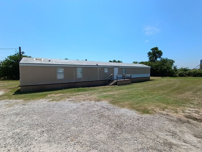 Building Photo - 3 Bedroom/2 Bathroom Home on a Large Lot