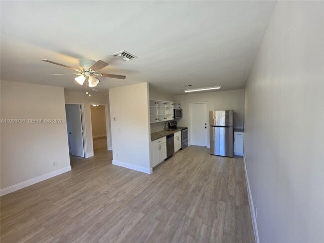 Building Photo - 730 NW 5th St Unit 3