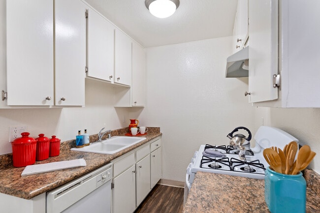 Spacious Kitchen at the Enclave, Studio City