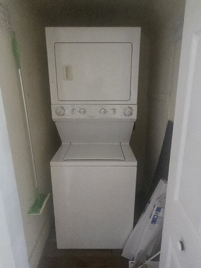 "2-Bed Apartment on S Brook Street, Louisville!"