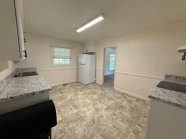 Photo - 403 Thomas Dr