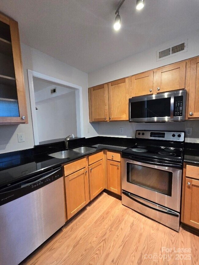 Photo - 1207 Green Oaks Ln