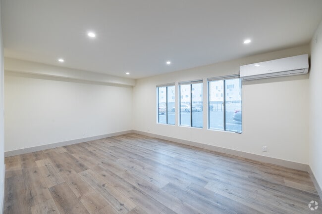 1BR, 1.5BA - 900SF - Dining Room