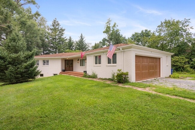 Building Photo - 5 Bed/4.5 Bath Undergrads OK Close to VT