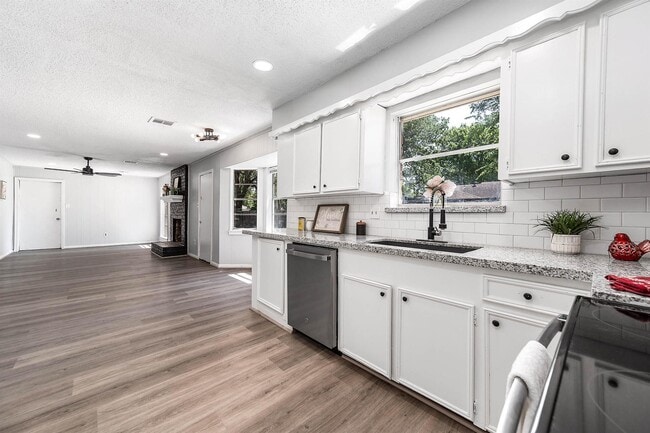 Photo - 9014 Landwood Dr