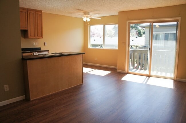 Garden Style 2Bdr in Bustling SE Ready Soon! - Garden Style 2Bdr in Bustling SE Ready Soon! Apartment Unit 10
